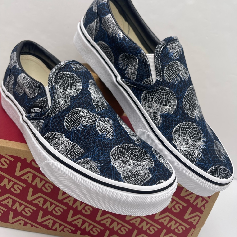 Vans WMNS Vans Women’s Classic Slip-On
(Wireframe Skulls)Blktrwht Sneakers - Picture 11 of 16